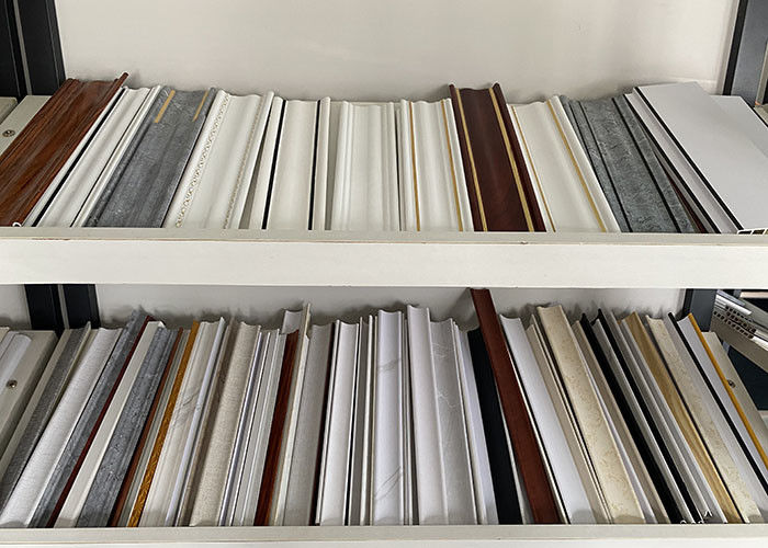 Ukuran Kustom UV Coating SPC Dekorasi Skirting Trim OEM ODM